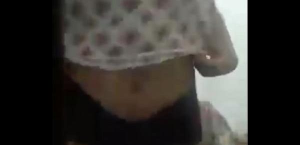  Novinha putinha mostrando o peitinho na webcam